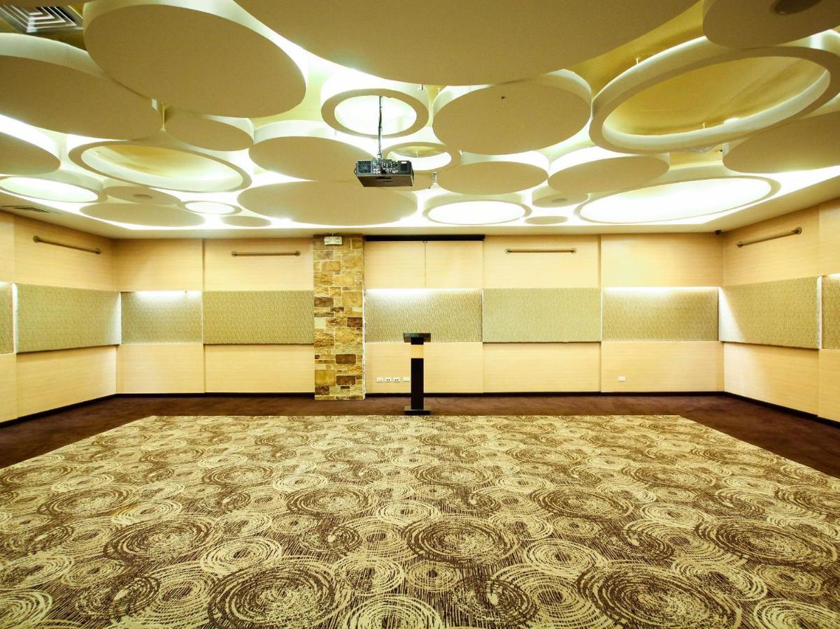 Go Hotels Iloilo Exterior photo